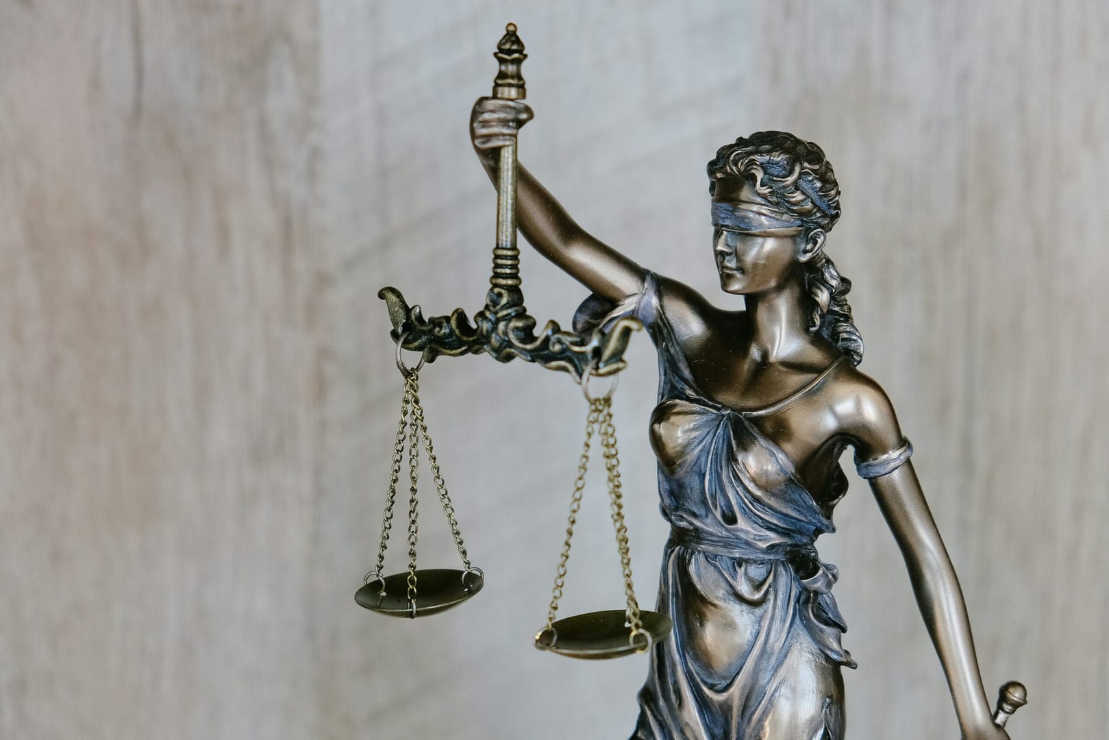 "Conditions générales de vente cosmétiques naturels – statue de la justice tenant une balance symbolisant l’équité et la transparence INNER GAYA"